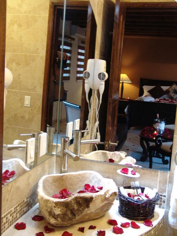 Casa Del Tio Hotel Boutique San Miguel de Allende Szoba fotó A bathroom at the hotel