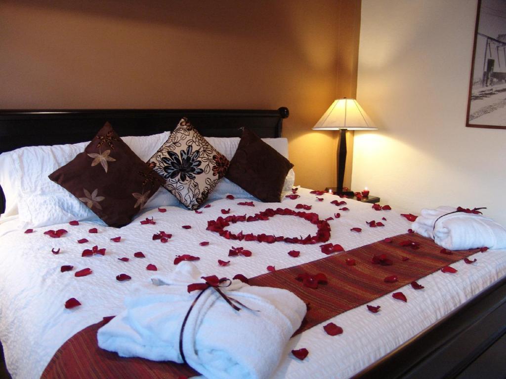 Casa Del Tio Hotel Boutique San Miguel de Allende Szoba fotó A bed with rose petals