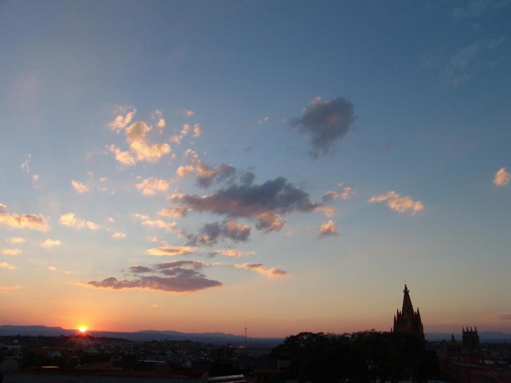 Casa Del Tio Hotel Boutique San Miguel de Allende Kültér fotó Sunset over the city